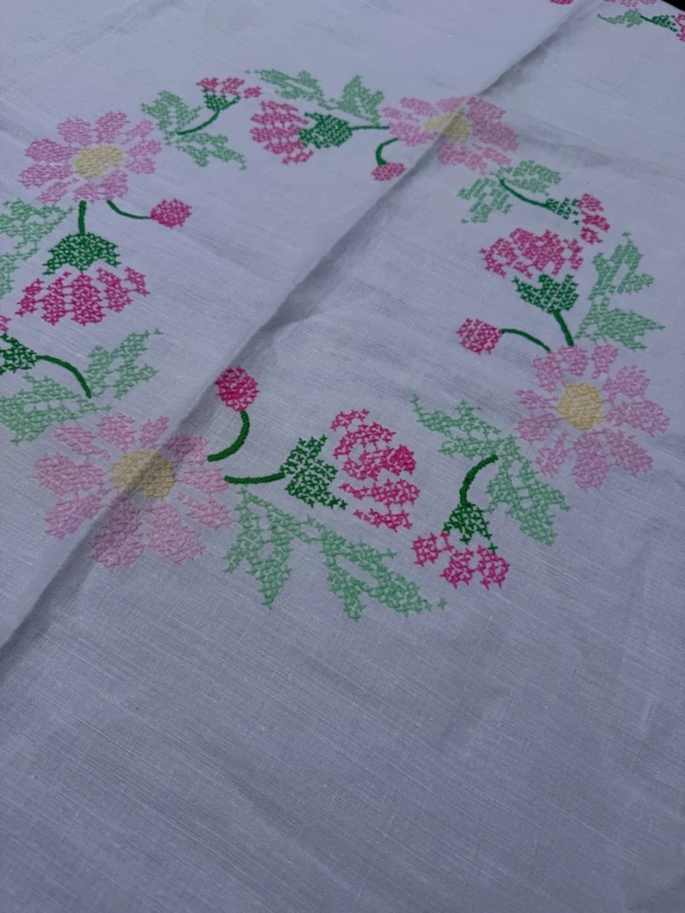 Heirloom Style Hand‎ Embroidered Floral Tablecloth Vintage Cottagecore Scalloped